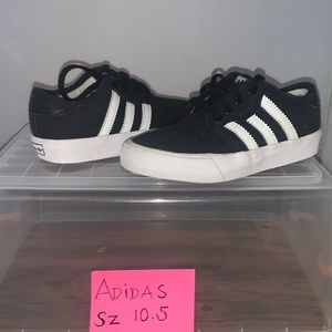 Like NEW Adidas sz 10.5 KIDS sneakers.